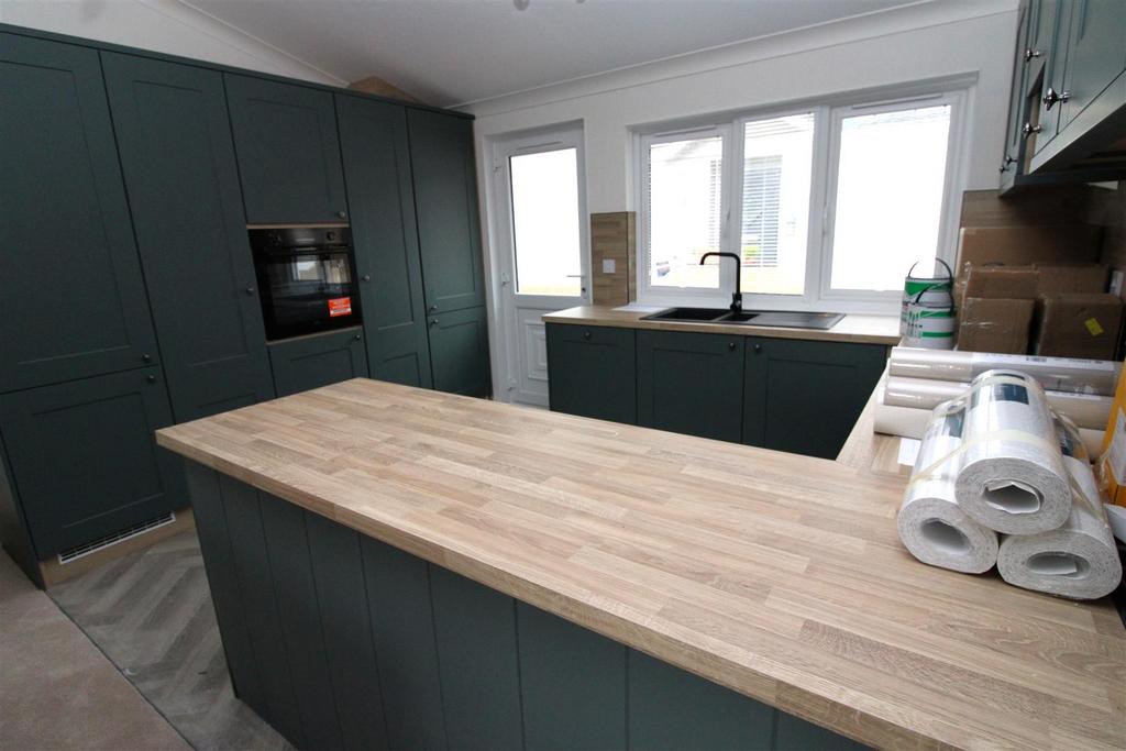 Kitchen 2.JPG
