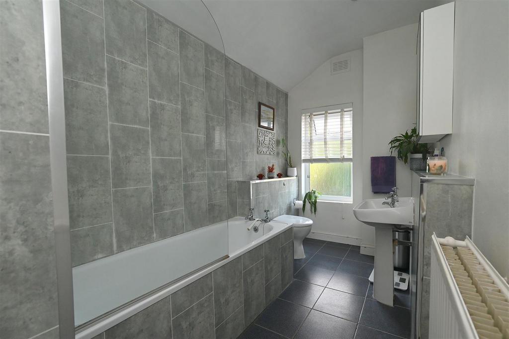 Bathroom..JPG