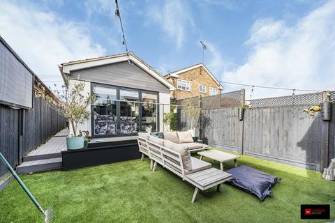 2 bedroom bungalow for sale, Helena Road, Rayleigh, SS6