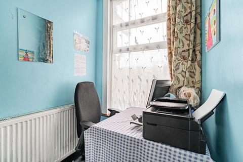 2 bedroom flat for sale, Redcliffe Gardens, Ilford IG1