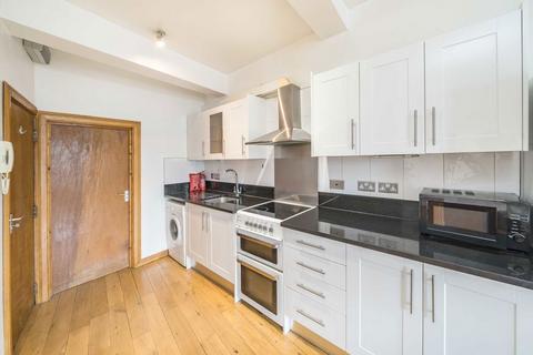 1 bedroom flat to rent, Clapham Common South Side, London SW4