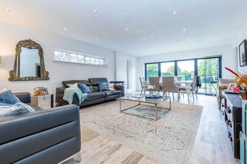 undefined, Little Bushey Lane, Bushey
