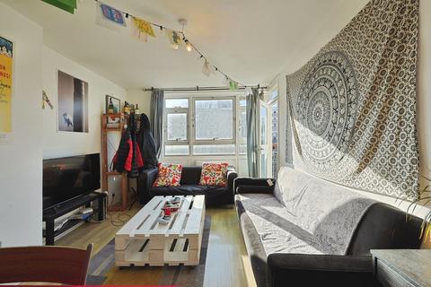 3 bedroom flat for sale, Maskelyne Close, London, SW11