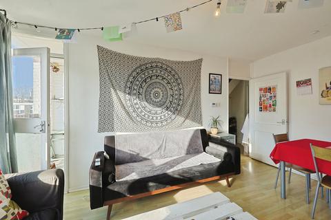 3 bedroom flat for sale, Maskelyne Close, London, SW11