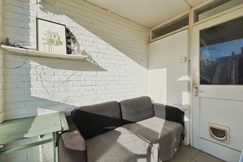3 bedroom flat for sale, Maskelyne Close, London, SW11