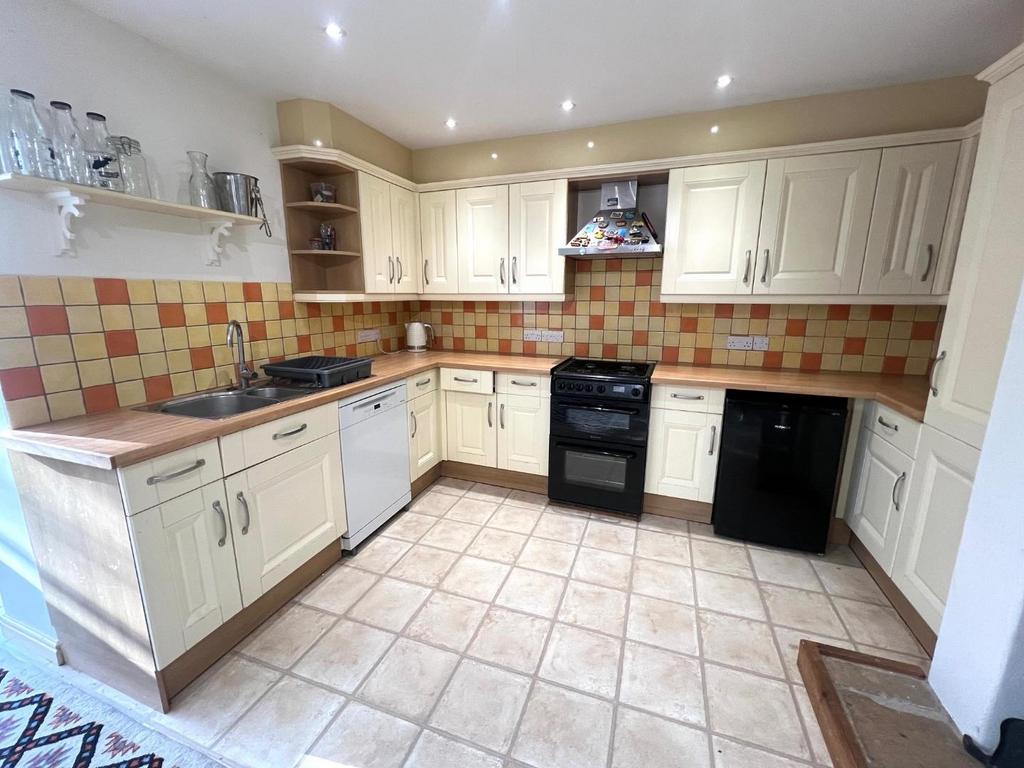 Kitchen 2.jpg