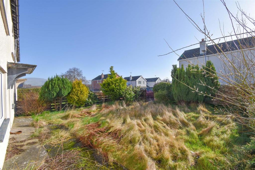 4 Croft Place New Front Garden.jpg