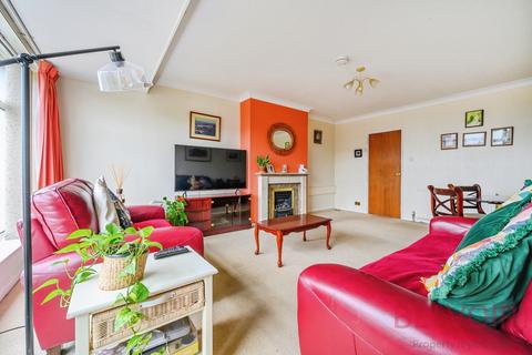 2 bedroom bungalow for sale, Croft house grove, Morley, LS27
