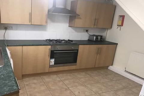 2 bedroom flat to rent, North Hill Road, Leeds LS6