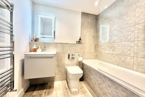 2 bedroom apartment for sale, Lymington Road, Christchurch BH23