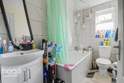2 bedroom flat for sale, Plumtree Close, Dagenham