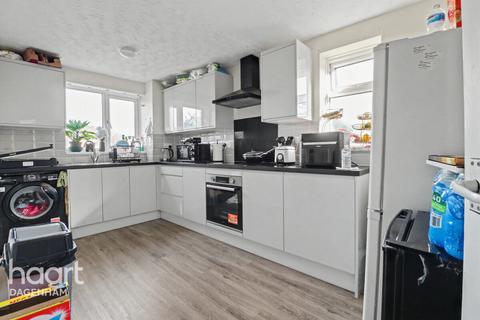 2 bedroom flat for sale, Plumtree Close, Dagenham