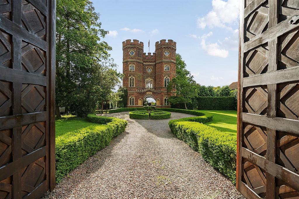 6 bedroom detached house to rent