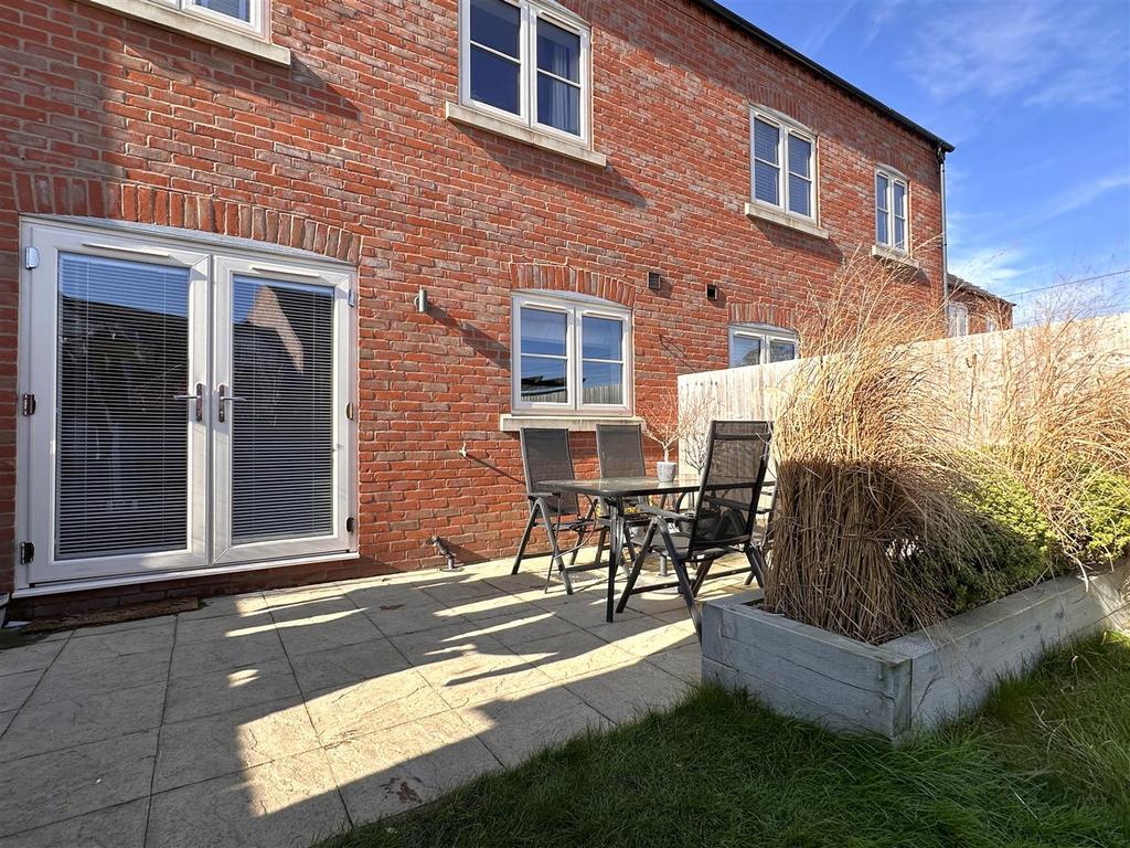 Paved Outdoor Entertainment Area 678