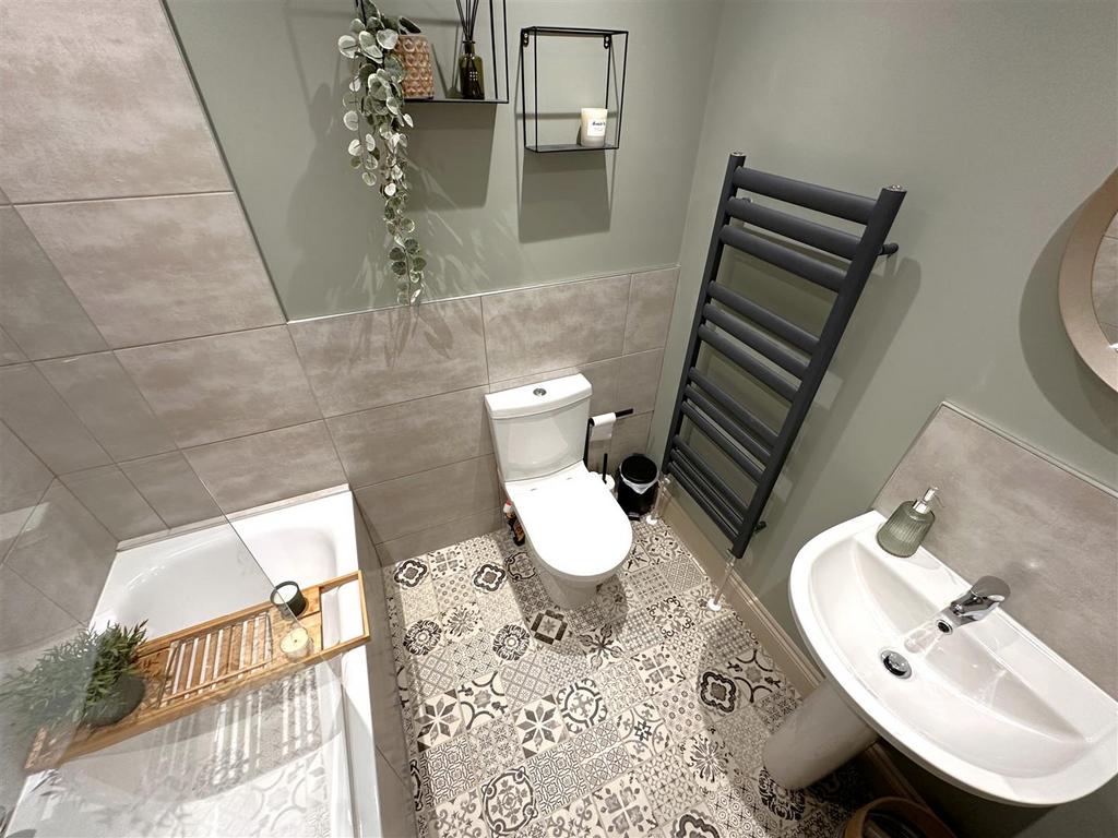 Stylish Family Bathroom 602