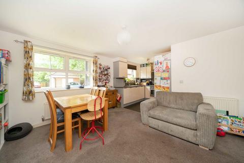 2 bedroom flat to rent, Coppetts Road, London N10
