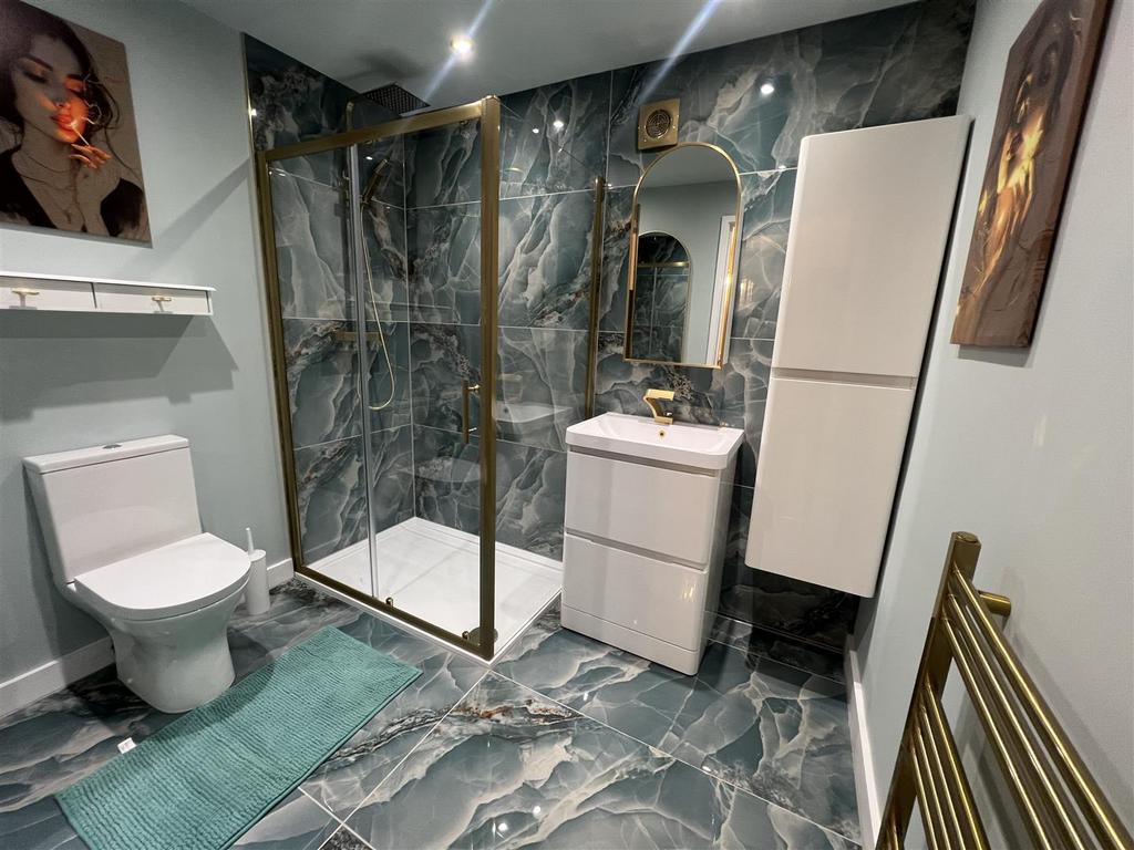 SHOWER ROOM 2.jpg