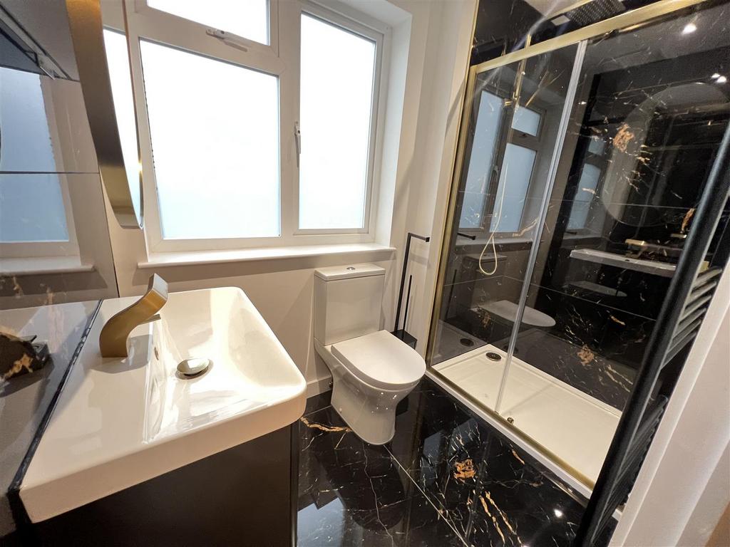SHOWER ROOM.jpg