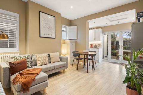 2 bedroom flat for sale, Lavenham Road, London, SW18