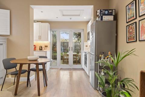 2 bedroom flat for sale, Lavenham Road, London, SW18