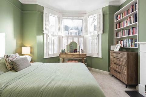2 bedroom flat for sale, Lavenham Road, London, SW18