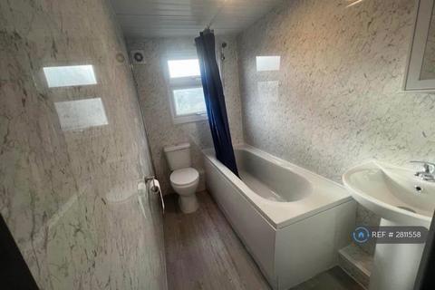 3 bedroom bungalow to rent, Valley Road, Gillingham, ME7