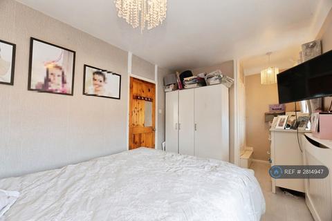 3 bedroom end of terrace house to rent, Flaxley Road, Morden, SM4
