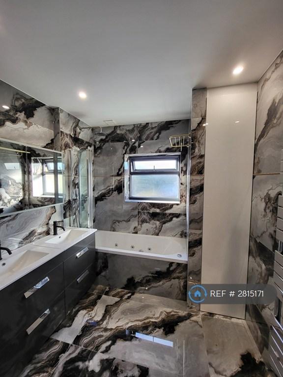 Ensuite Bath With Jacuzzi Bath