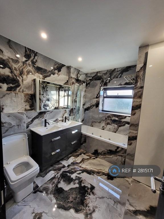 Ensuite Bath With Double Sink