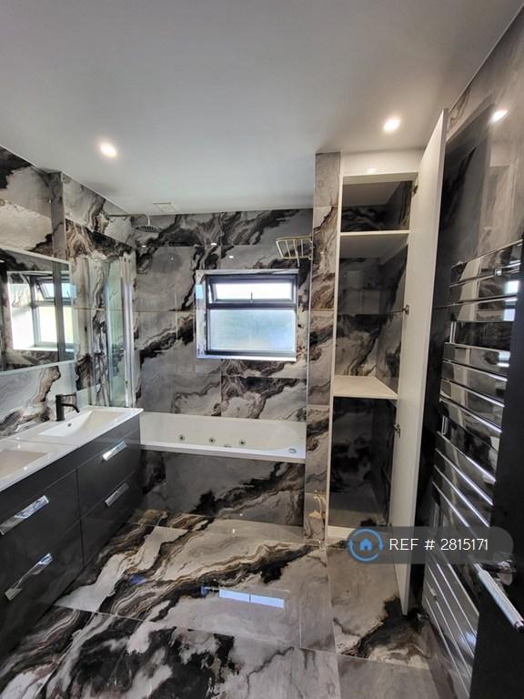 Ensuite Bath With Wardrobe
