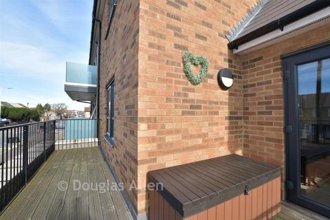 2 bedroom flat for sale, Faringdon Avenue, Romford, Essex