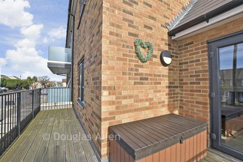2 bedroom flat for sale, Faringdon Avenue, Romford, Essex