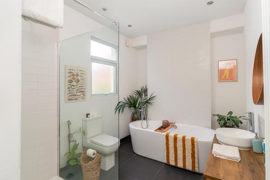 2 C1 RBR - Bathroom B.jpg