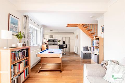 5 bedroom detached house for sale, Hamilton Avenue, Woking GU22