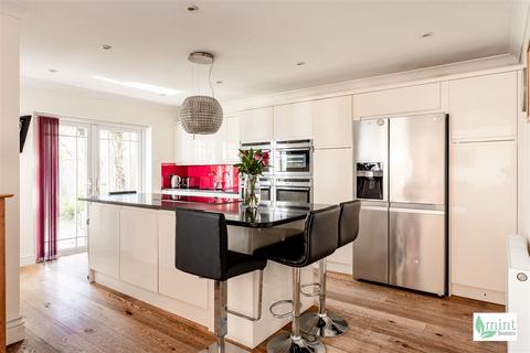 5 bedroom detached house for sale, Hamilton Avenue, Woking GU22