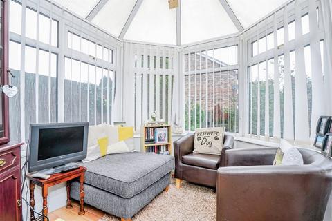 4 bedroom detached house for sale, Glen Court, Castleford
