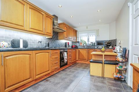 4 bedroom detached house for sale, Glen Court, Castleford