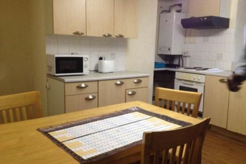 3 bedroom flat to rent, Claremont, Bradford,