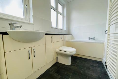 3 bedroom flat to rent, London Road, Stoneygate