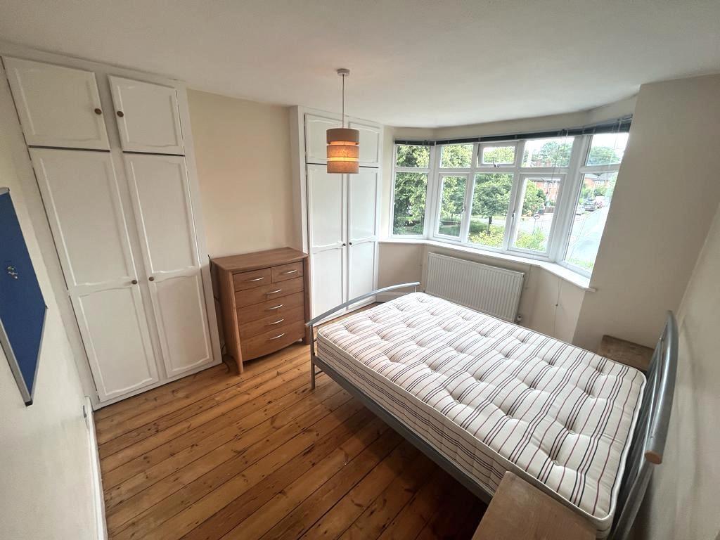 Bright double bedroom with a large bay window l...
