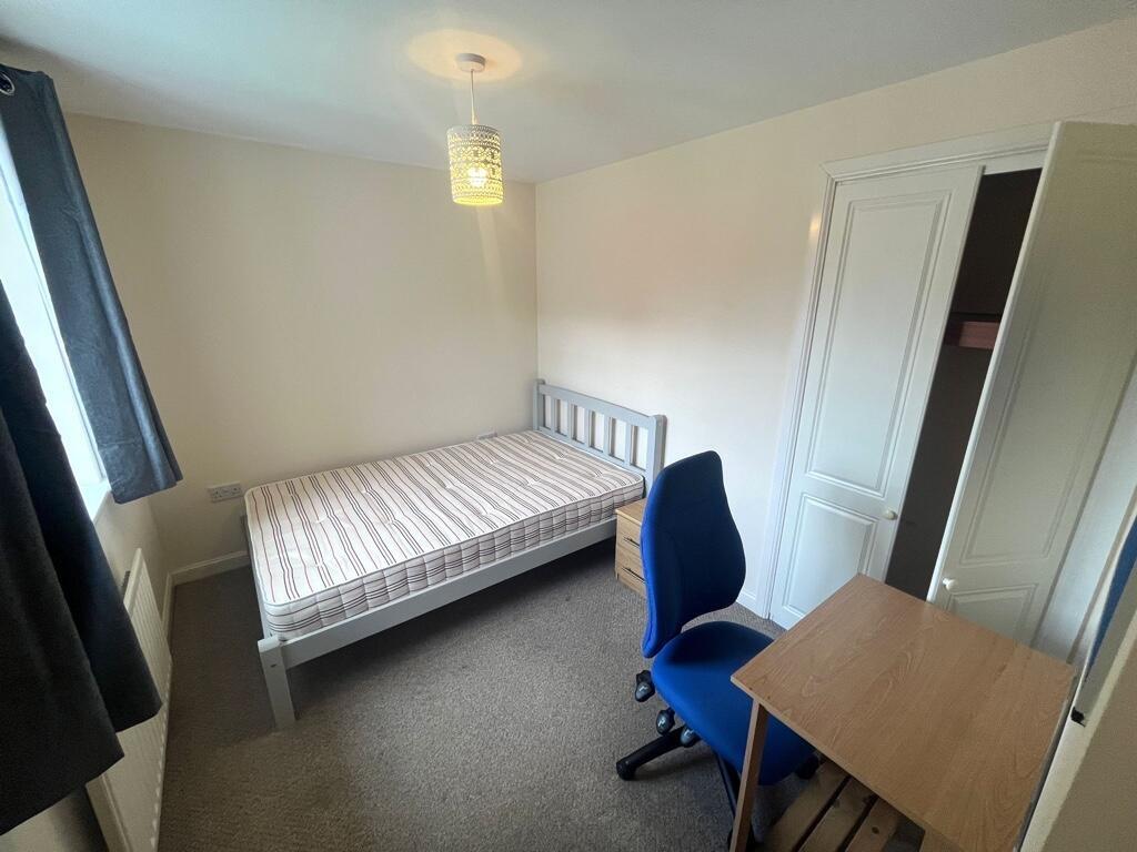 Bright, tidy single bedroom with a comfortable ...