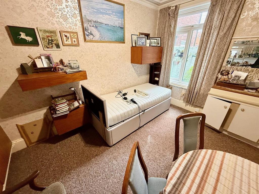 Sitting Room/Bedroom 6