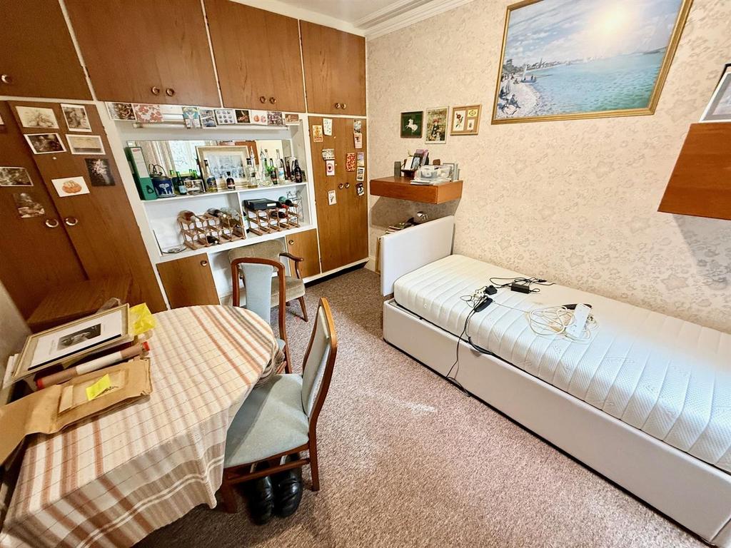 Sitting Room/Bedroom 6