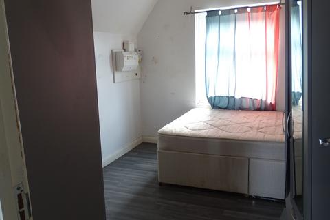 Studio to rent, D Western Road, Southall