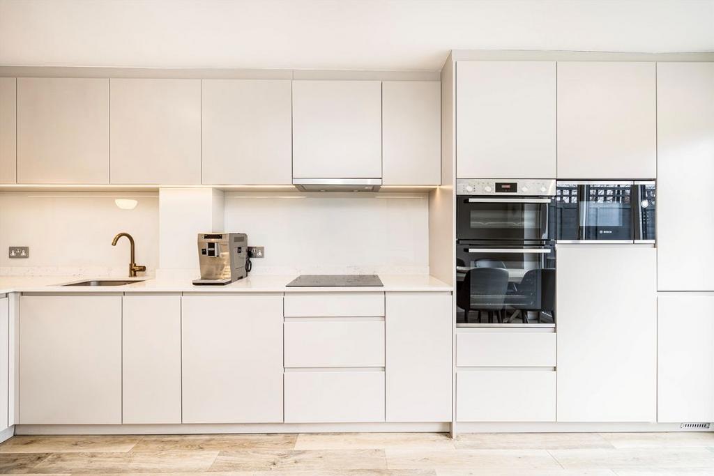 House in London, East Smithfield, Wapping - More