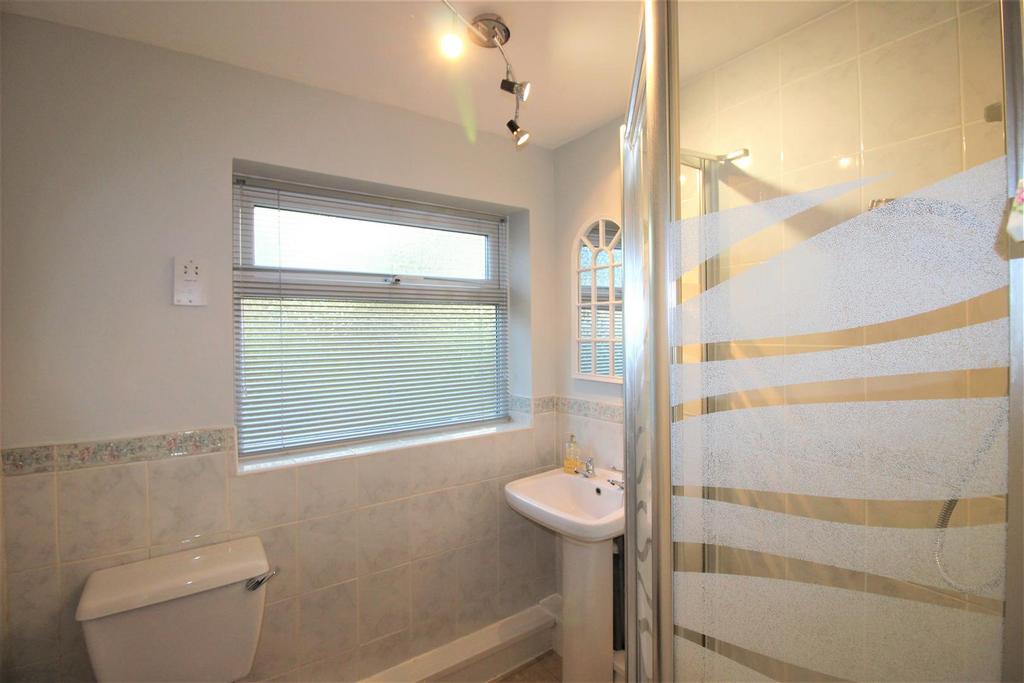 6 - Bathroom.jpg