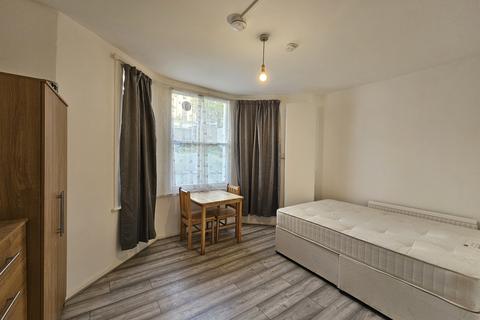 Studio to rent, Sutherland Avenue, W9