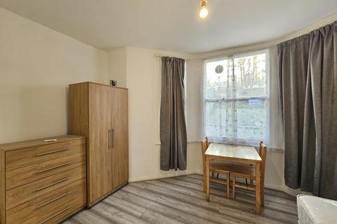 Studio to rent, Sutherland Avenue, W9