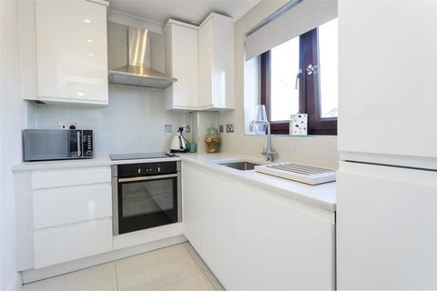 2 bedroom apartment for sale, Cedar Close, Buckhurst Hill