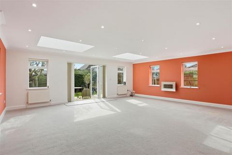 undefined, Court Road, Banstead SM7